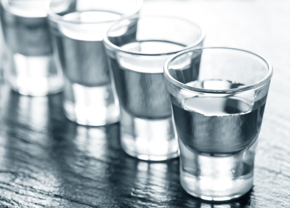 玻璃与酒精饮料的奇妙对话 从传统到脱醇的餐桌文化