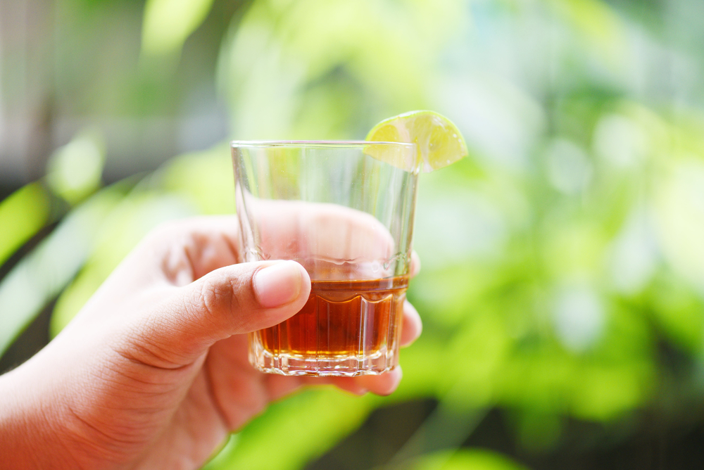 青柠与绿意 自然背景下的威士忌艺术